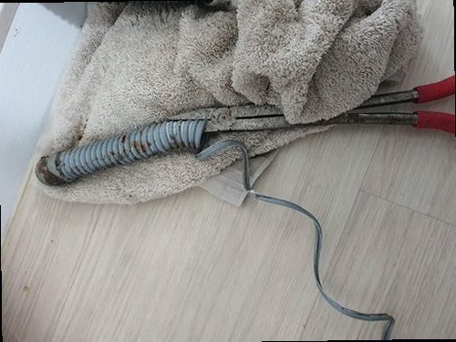 연제구 하수구막힘 거름망과 배수구 덮개를 분리해 오염 상태를 확인하는 모습