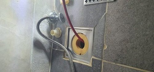 연제구 하수구막힘 배관 연결부를 확인하는 점검 모습