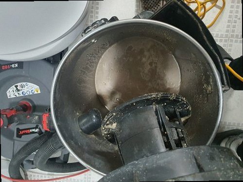 연제구 하수구막힘 배관 점검 전 배수 상태와 주변 누수 여부를 기록하는 장면